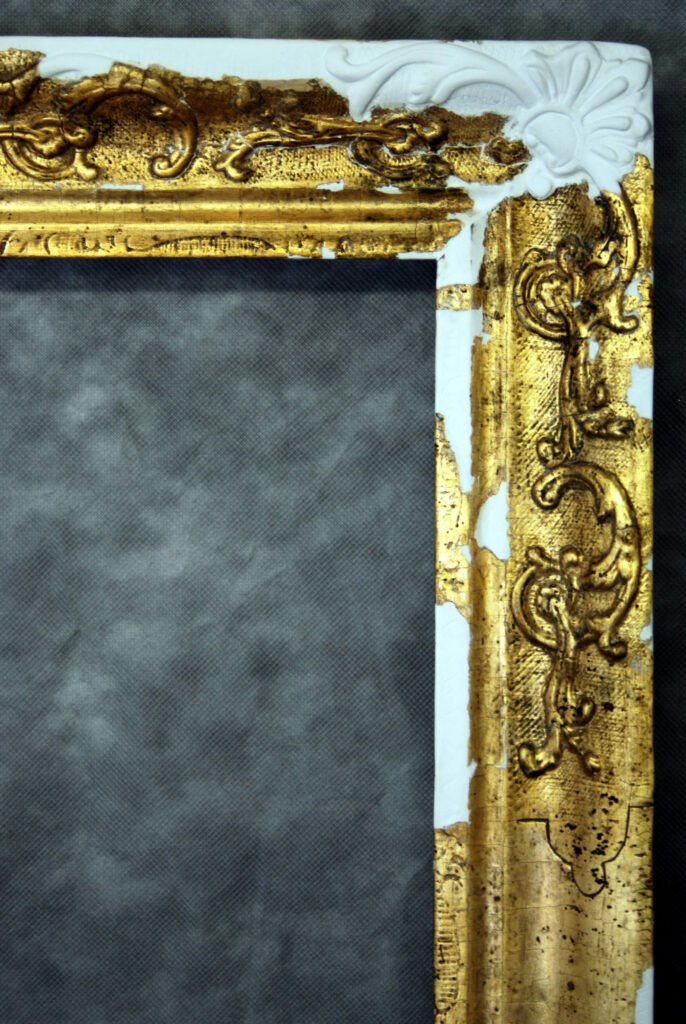 Vergoldeter Zierrahmen, Detail mit plastischer Ergänzung der fehlenden Ornamentapplikation